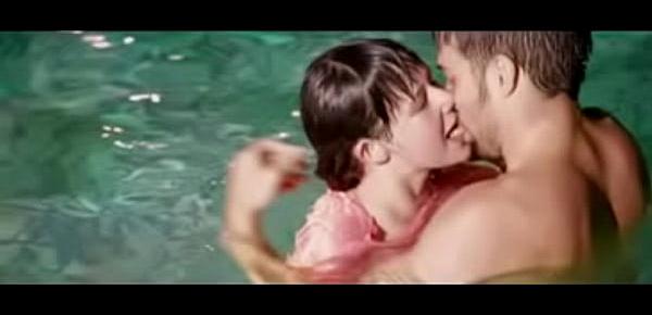  Swiming Pool Kissing